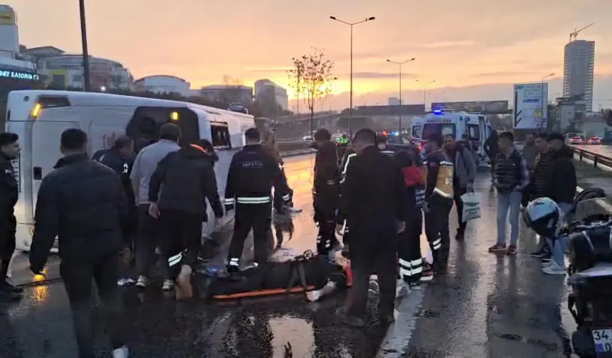 Maltepe D-100’de servis minibüsü devrildi: 5 yaralı