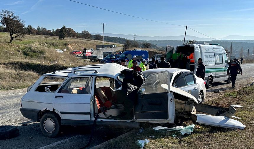 İki otomobilin çarpıştığı kazada yaşlı çift hayatını kaybetti