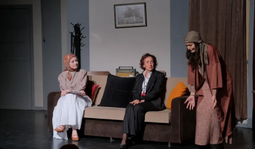 İnegöl’de Yeni Tiyatro Oyunu Geceye Damga Vurdu! Kadın Sığınağı Ayakta Alkışlandı