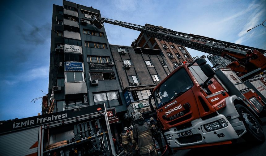 İş hanını alevler sardı, itfaiye 12 kişiyi kurtardı