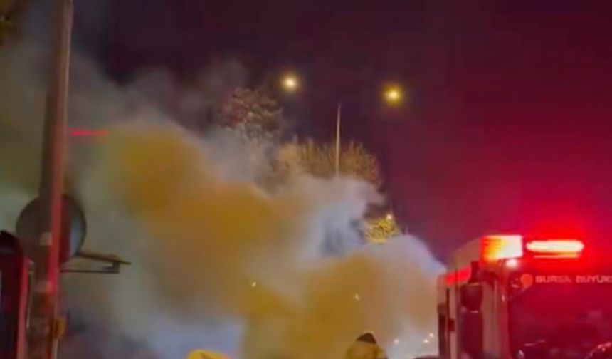 Bursa Merinos Kavşağı'nda korkutan yangın! Otomobil alevlere teslim oldu