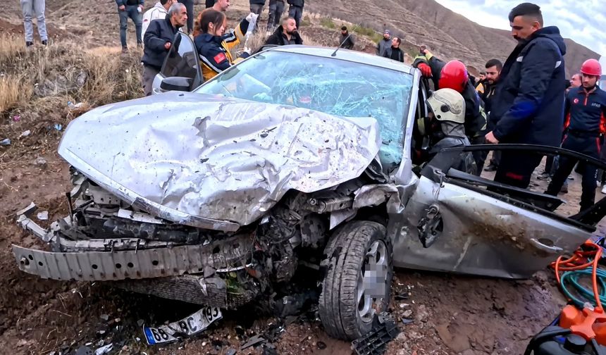 Aksaray'da minibüs ile otomobil kafa kafaya çarpıştı! 6 yaralı