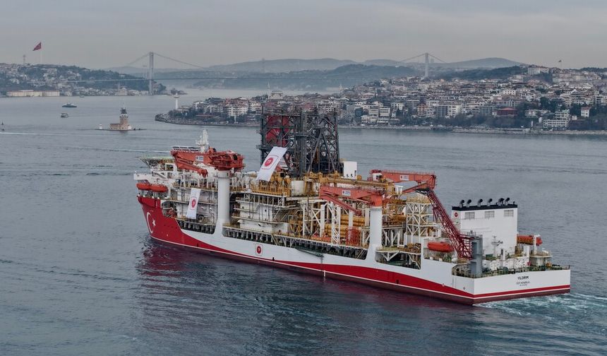 Yıldırım Sondaj Gemisi İstanbul Boğazı'ndan Geçti
