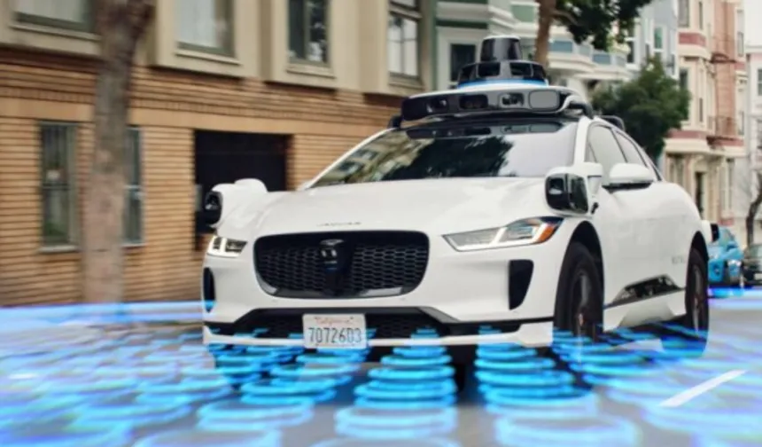 Otonom Sürüşte Tarihi Adım! Tesla Direksiyon Başına Kimseyi Oturtmadan Ücretli Robotaksi Seferlerini Başlattı