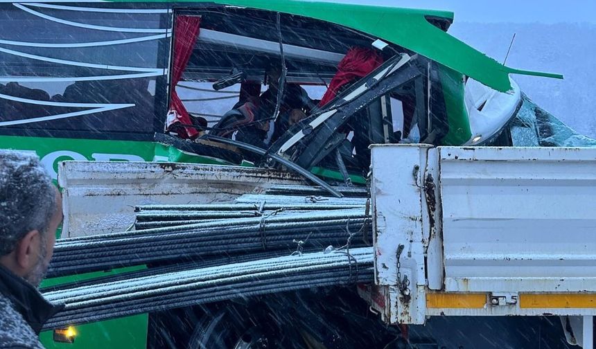 Tokat’ta yolcu otobüsü tıra çarptı! 1’i ağır 12 yaralı