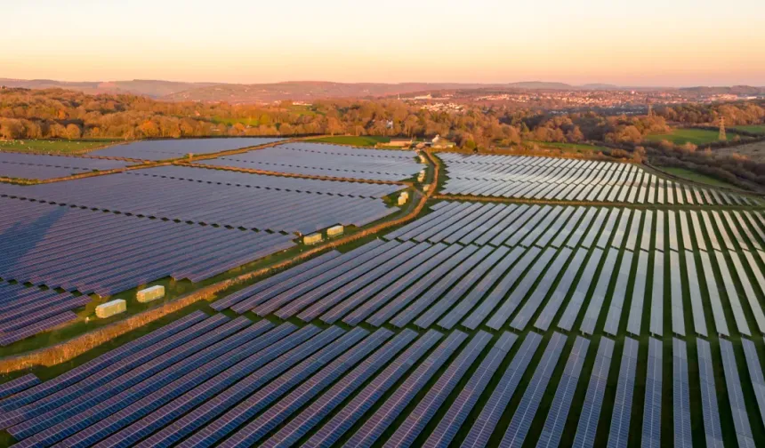 Türkiye, 2025’te Güneş Enerjisinde 4,7 GW’lık Yeni Kurulum Yaptı, Peki Temiz Enerjide Hedefler Nasıl Şekilleniyor?