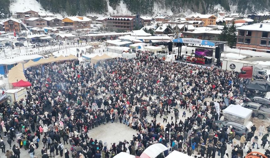 Uzungöl çevresinde binlerce kişilik horonla rekor kırıldı