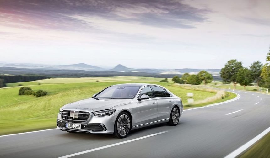 Bu Farlar Geceyi Bitiriyor Mu? Yeni Mercedes S-Serisi 605 Metreyi Gündüz Gibi Aydınlatıyor!