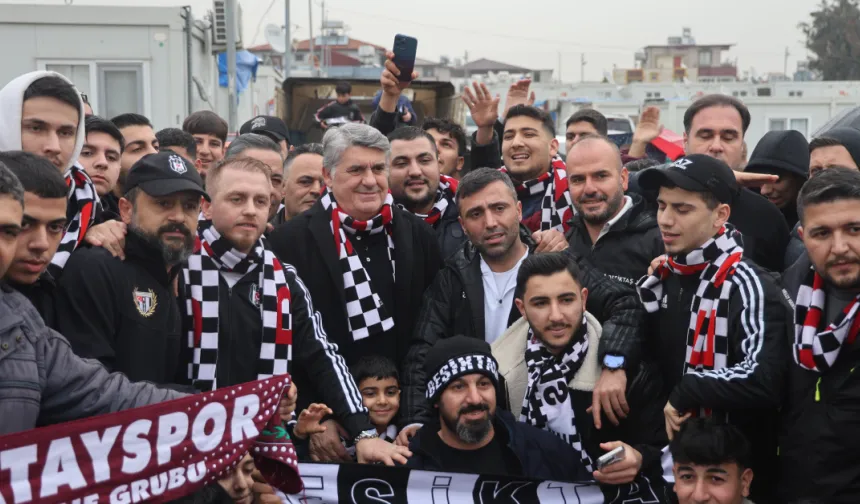 Depremzede çocukların yüzü Beşiktaş'ın hediyeleriyle güldü