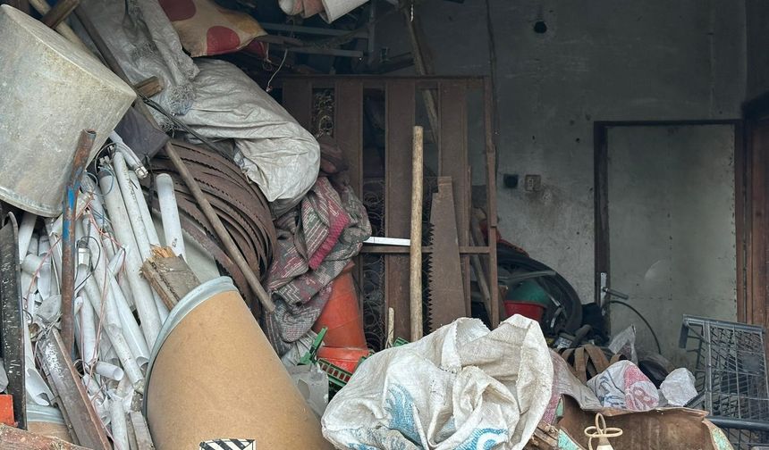 Evinden kamyonlar dolusu çöp çıkarılan 76 yaşındaki adam, çatıdan düşerek hayatını kaybetti