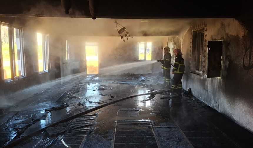 İbadete yeni açılan camide çıkan yangın söndürüldü