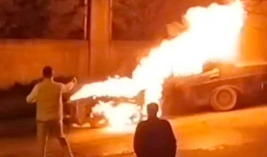 Tuzla’da park halindeki otomobil alev alev yandı