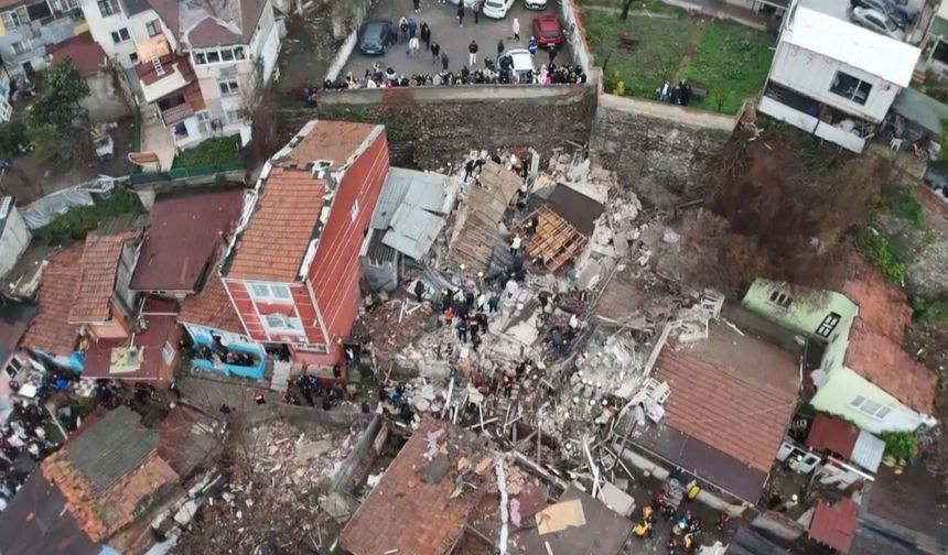 Fatih'te bitişik halde bulunan 2 gece kondu çöktü