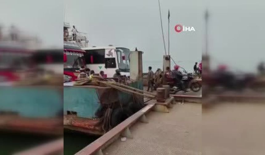 Bangladeş’te feribota girmeye çalışan yolcu otobüsü nehre düştü! 2 ölü