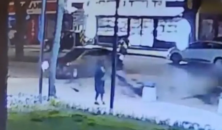 Bursa'da Motosiklet Otomobille Çarpıştı: Metrelerce Savrulan Sürücü Ağır Yaralandı