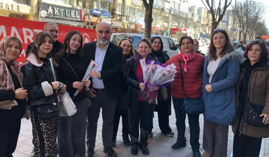 CHP İnegöl 8 Mart’ta kadınlara çiçek dağıttı