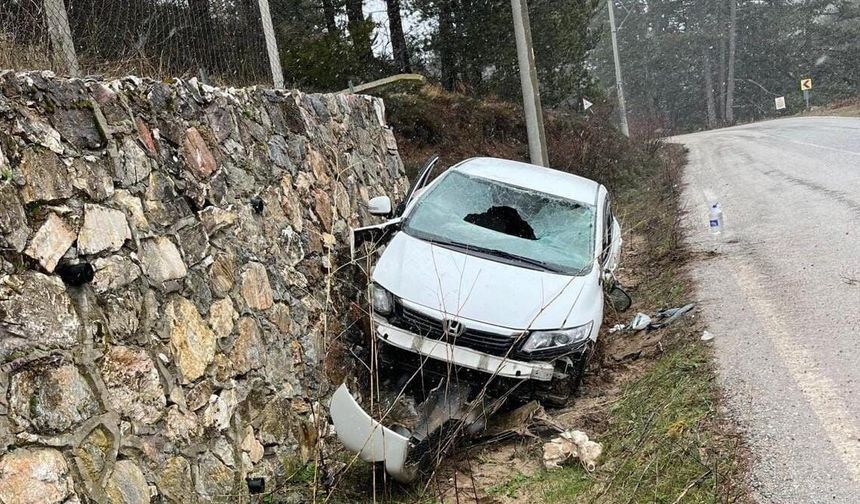 İnegöl Boğazova Yolunda Kaza: İstinat Duvarına Çarpan Araçta 4 Yaralı!