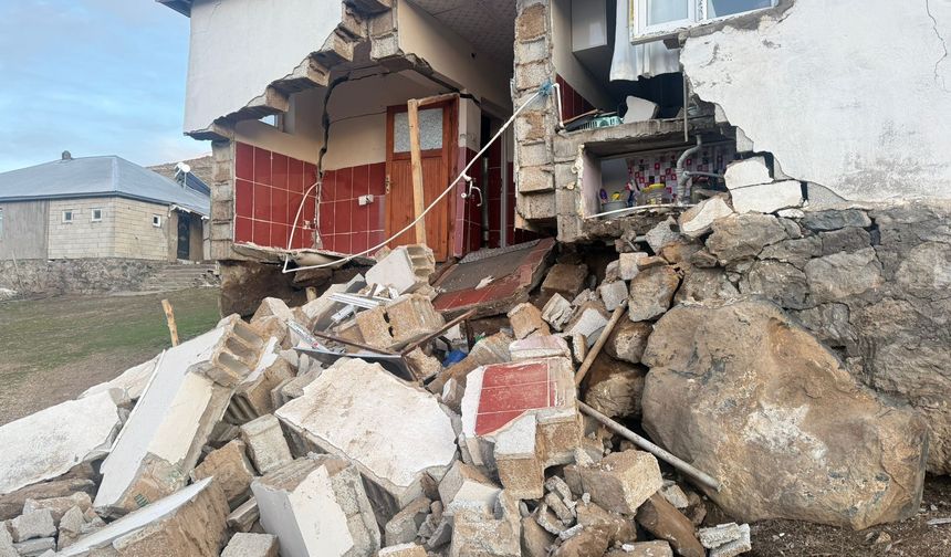 Ağrı’daki depremde köylerde bazı yapılarda hasar meydana geldi