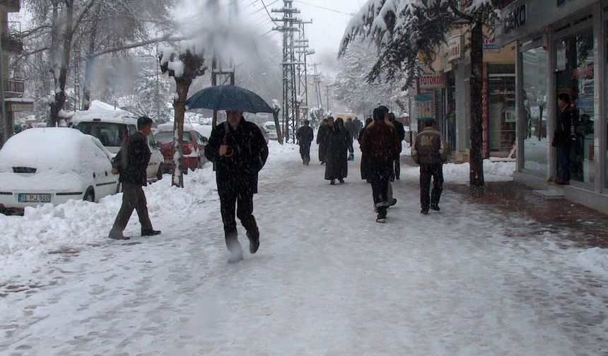 İnegöl'de kar yağışı mobilya sektörünü vurdu, pazarcı müşteri bulamadı