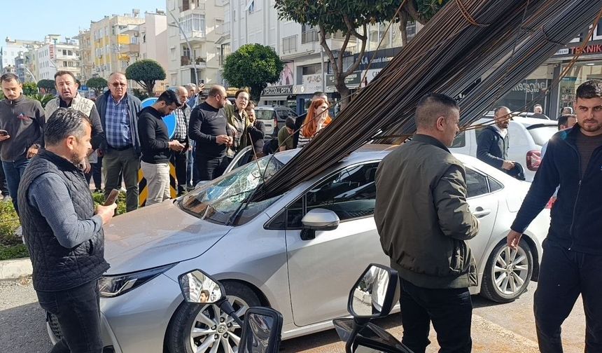Kamyonun üzerindeki inşaat demirleri seyir halindeki otomobile 'ok' gibi saplandı