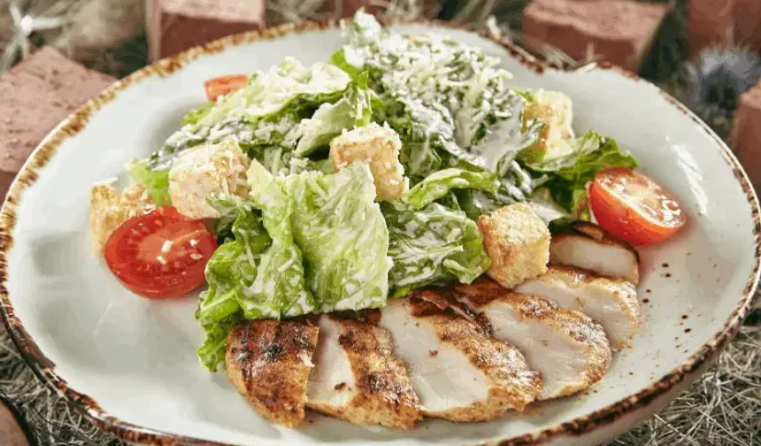 Evde Kolay Tavuklu Sezar Salata Tarifi! Hafif ve Doyurucu Lezzet