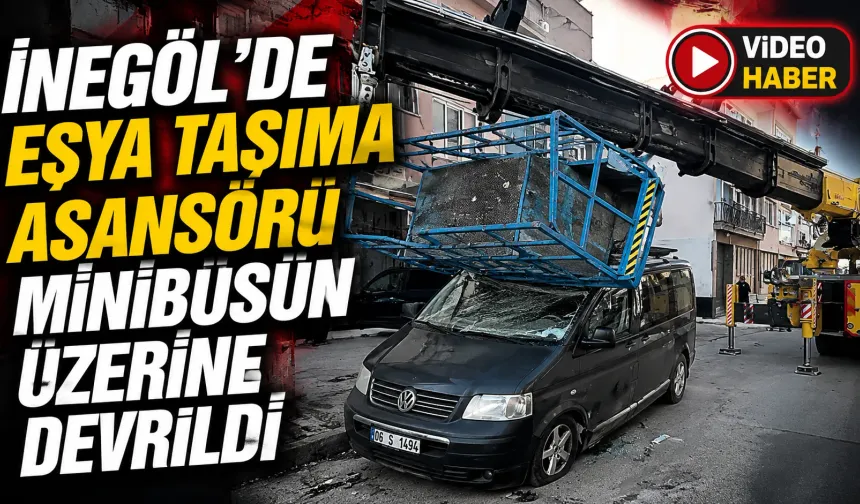 İnegöl’de eşya taşıma asansörü minibüsün üzerine devrildi