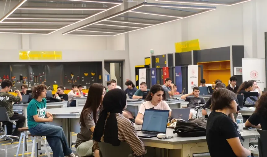 BUÜ Milli Teknoloji Atölyesi’nde lise yaz okulu iki şubeyle tamamlandı