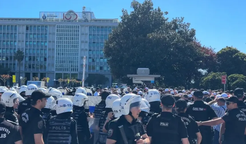 İBB çalışanlarından Saraçhane’de SDS eylemi: Belediye binası önünde gerginlik