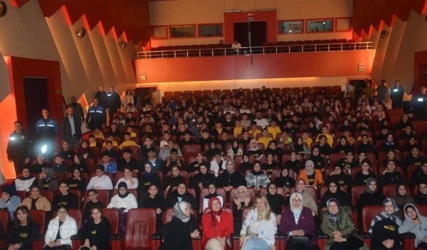 Bursa’da 250 öğrenci tiyatro etkinliğinde buluştu