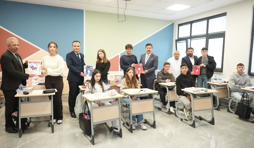 Yenişehir’de üniversiteye hazırlanan 120 öğrenciye 3 bin kitap desteği