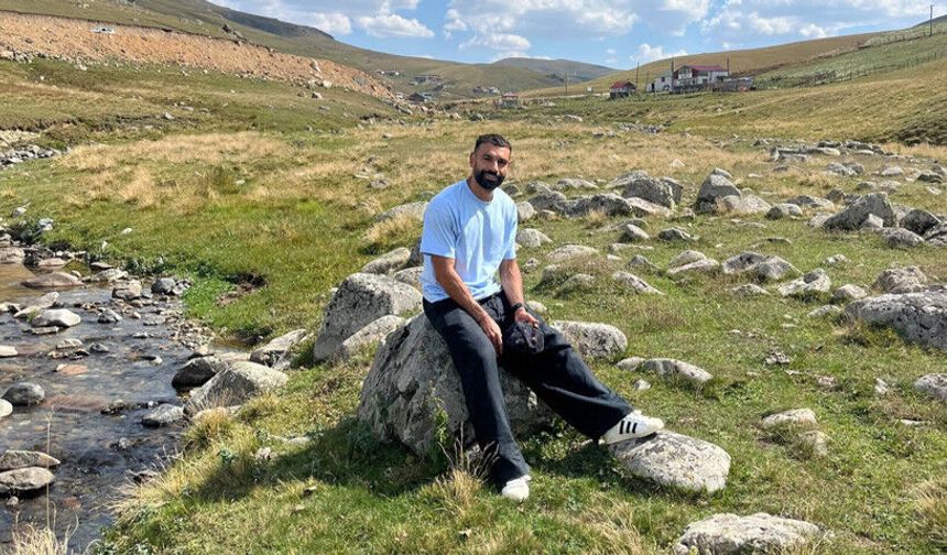 Ziyaretçi akını başladı, yaylanın adı bile değişti: Salah'ın fotoğraf çektirdiği taşın yanına bank kondu