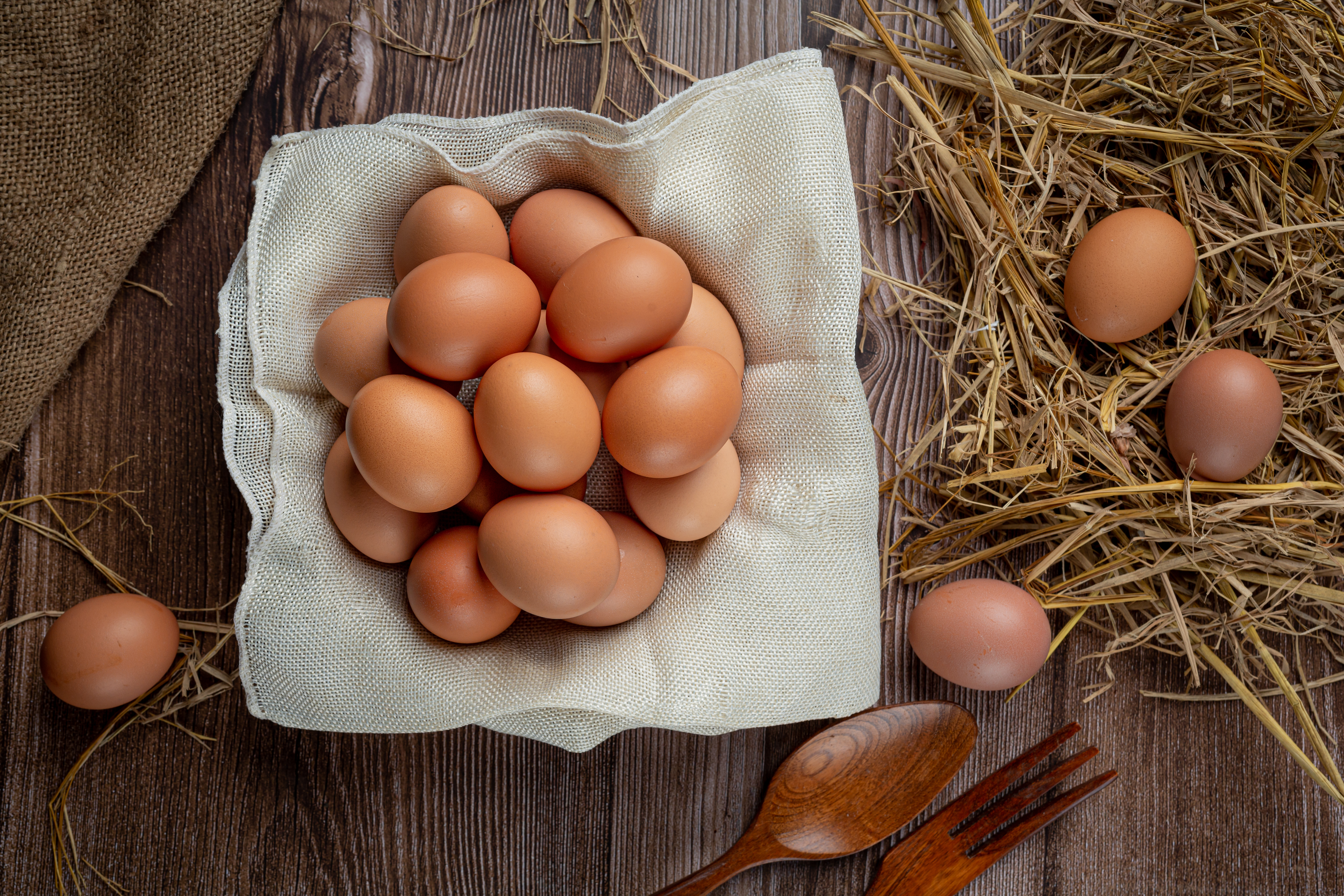 eggs-cups-burlap-with-dry-grass