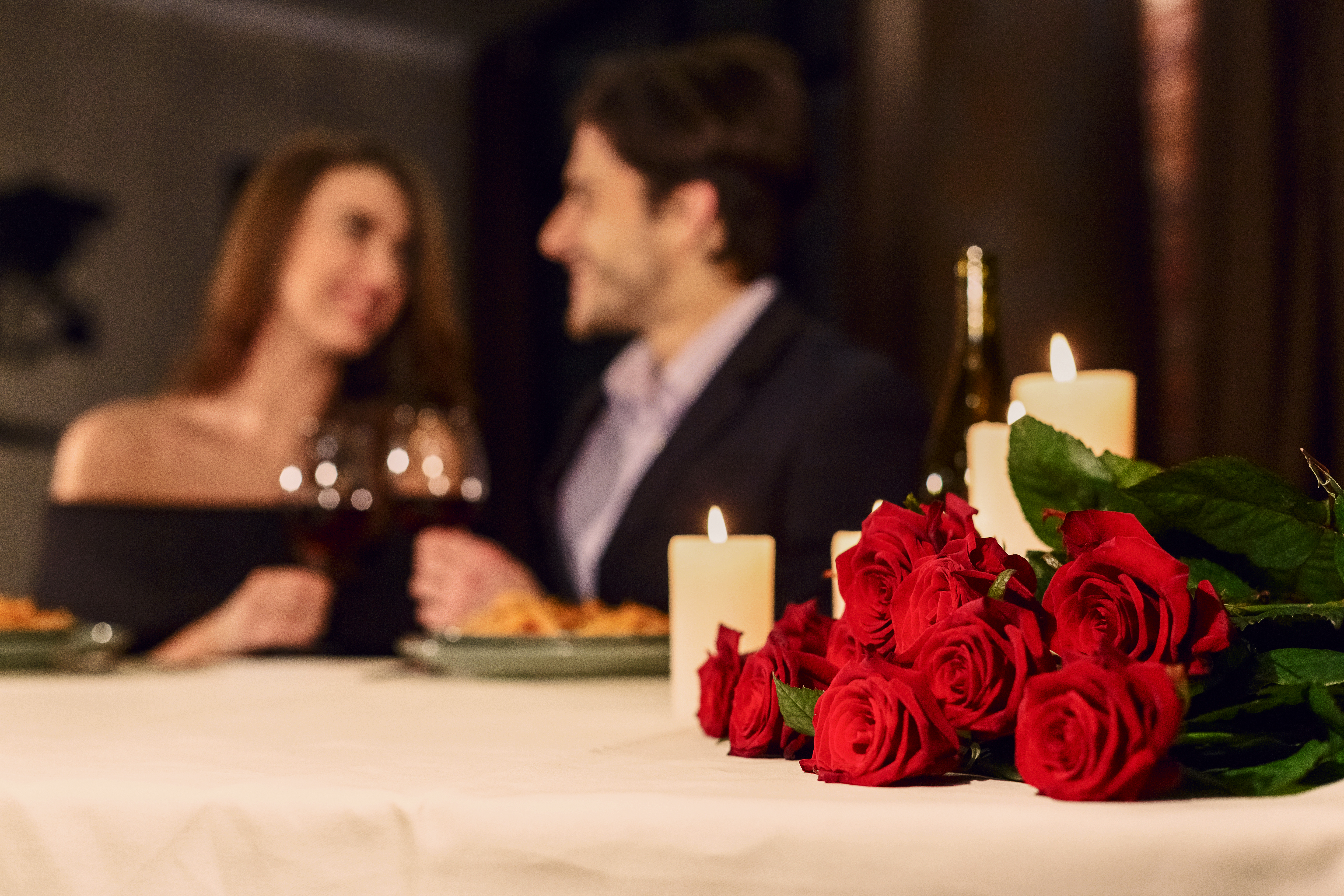 romantic-dinner-couple-booking-concept