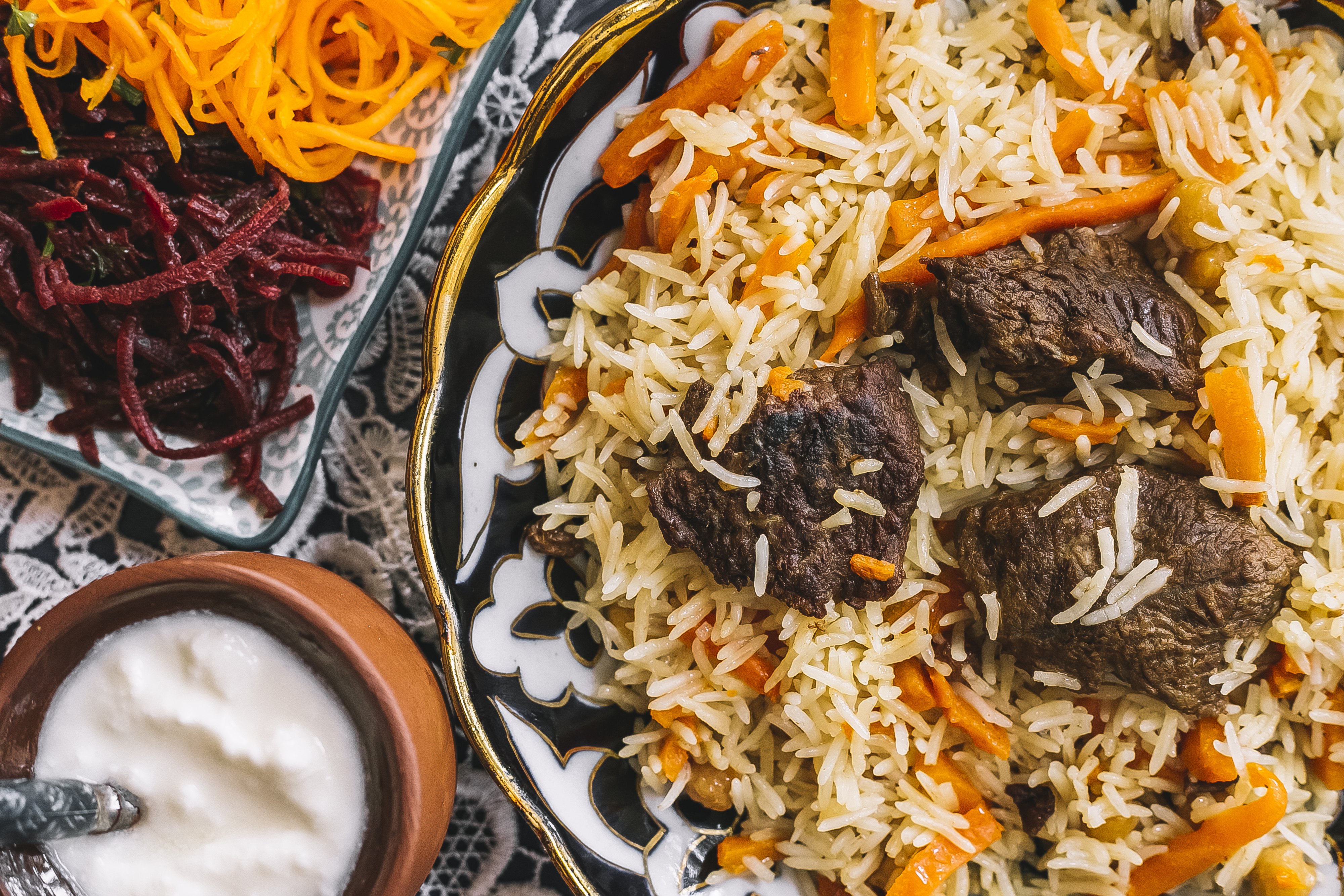 close-up-rice-with-carrots-garnished-with-lamb-pieces-served-with-pickles-yogurt (1)