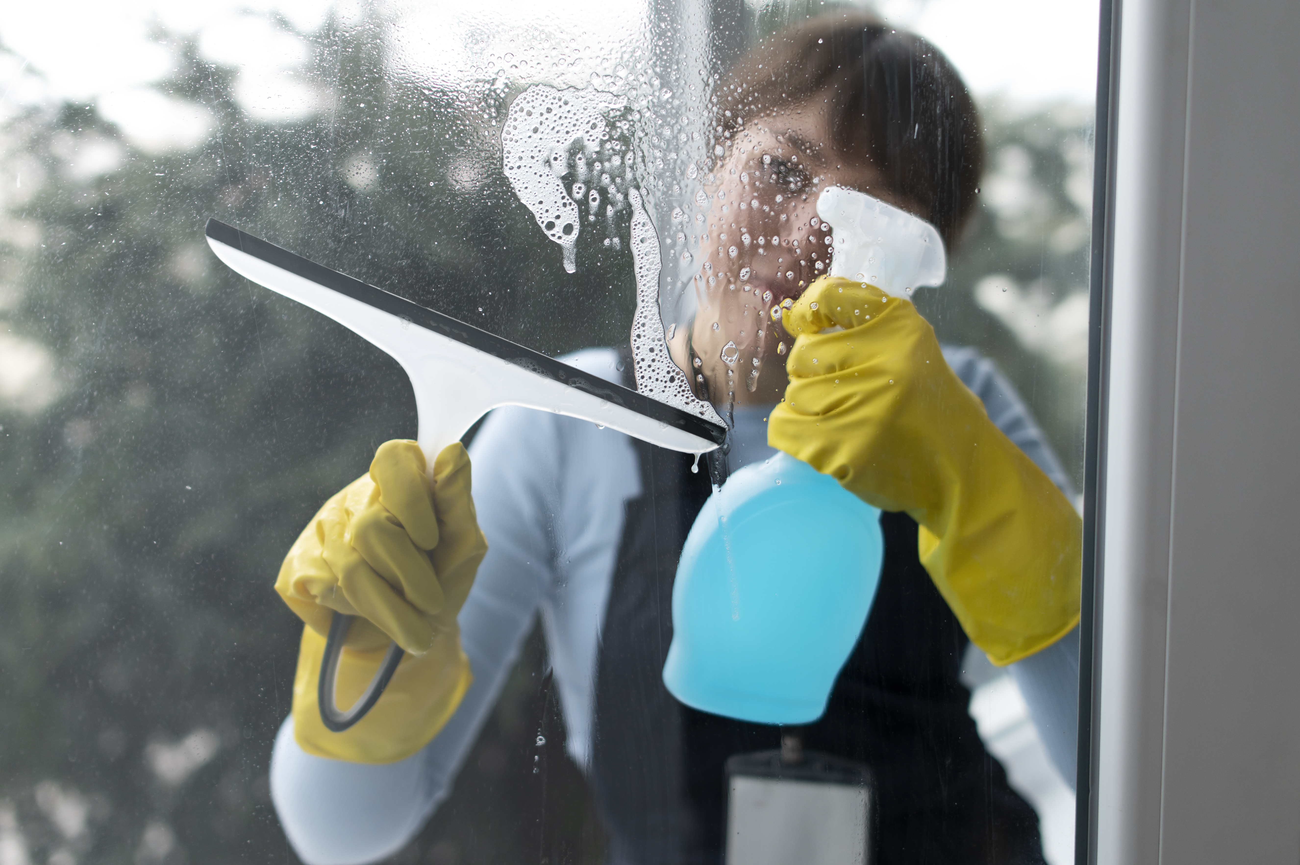 Как эффективно помыть окна без разводов. Мытье окон. Вымыть окна. Чистка окон. Как помыть окна.