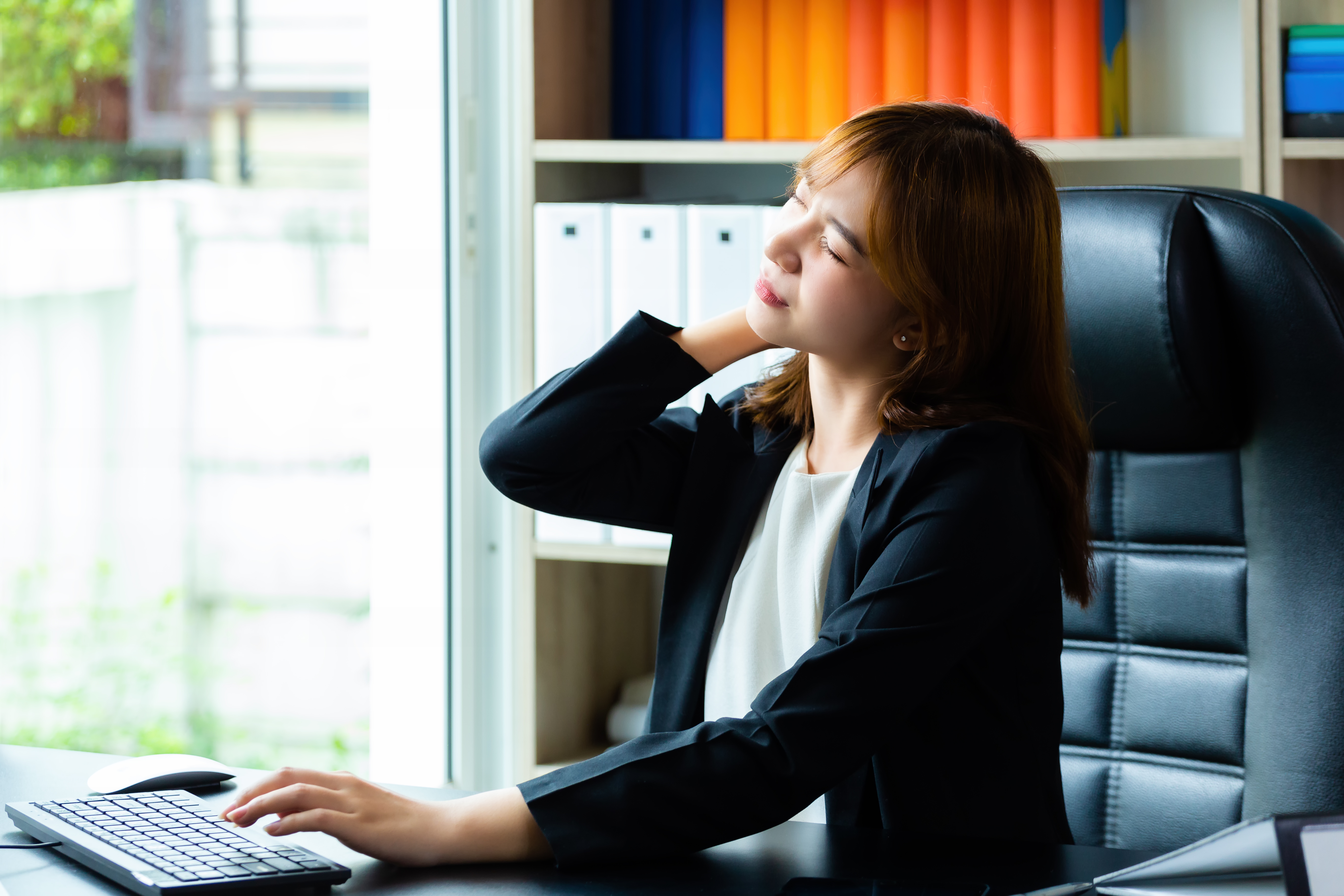 young-working-woman-neck-pain