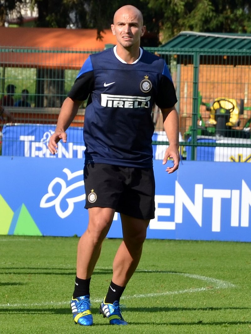 800px-Cambiasso_Inter_2013