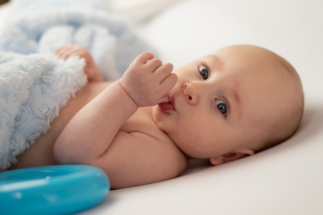 Bebek Neden Ellerini Eğer Bebeklerin Ellerine Emme Nedenler
