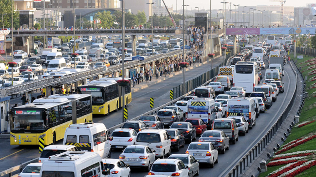 Okullar açıldı: İstanbul trafiği kilitlendi