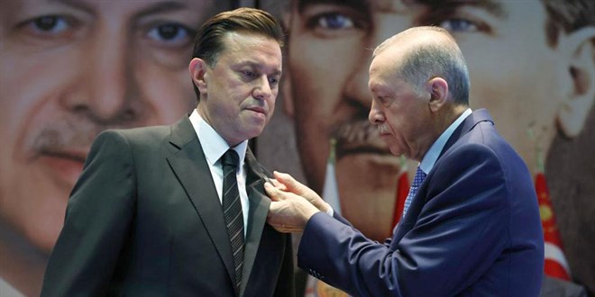 Erdoğan, AK Parti'ye geçen Milletvekili Hatipoğlu'na Parti Rozetini Taktı