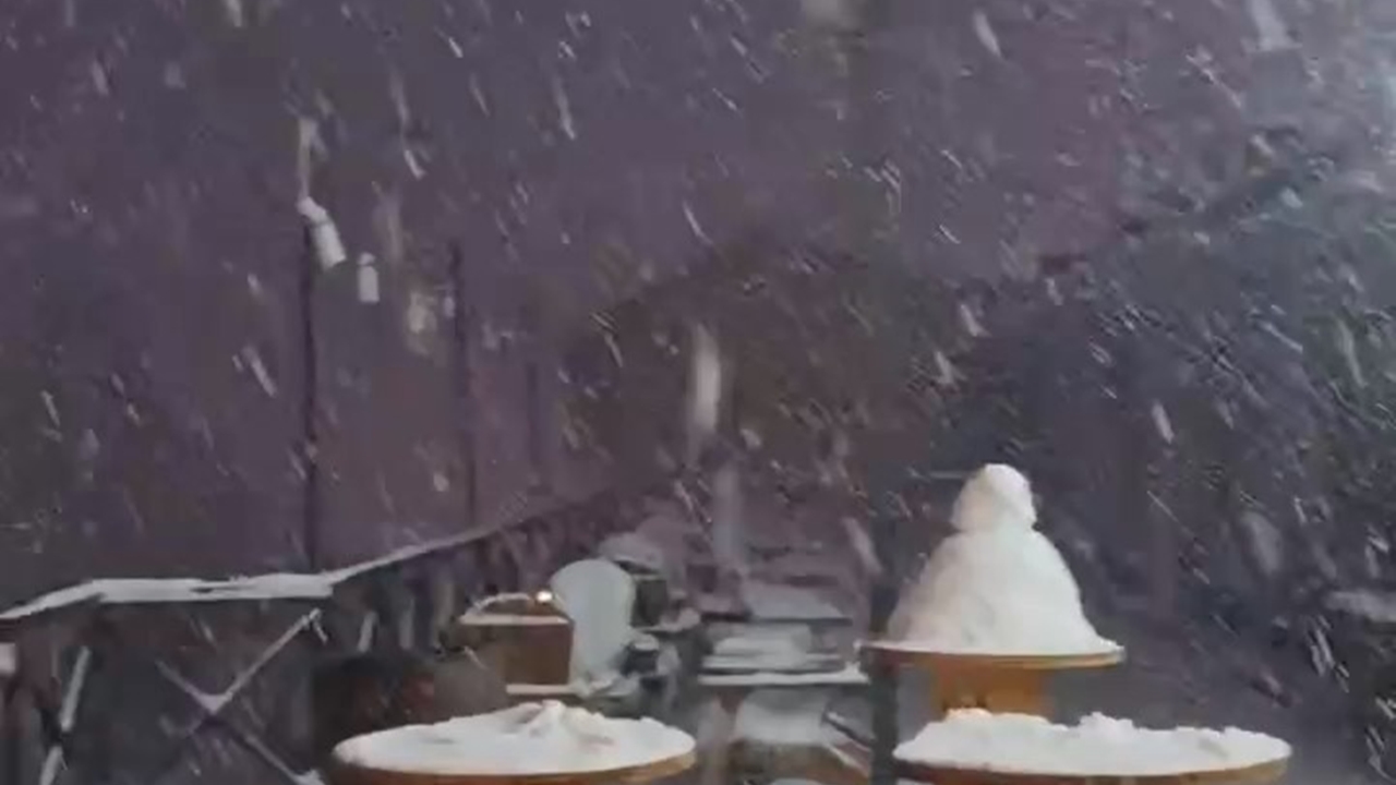 Beklenen haber geldi! Uludağ'da kar yağışı başladı