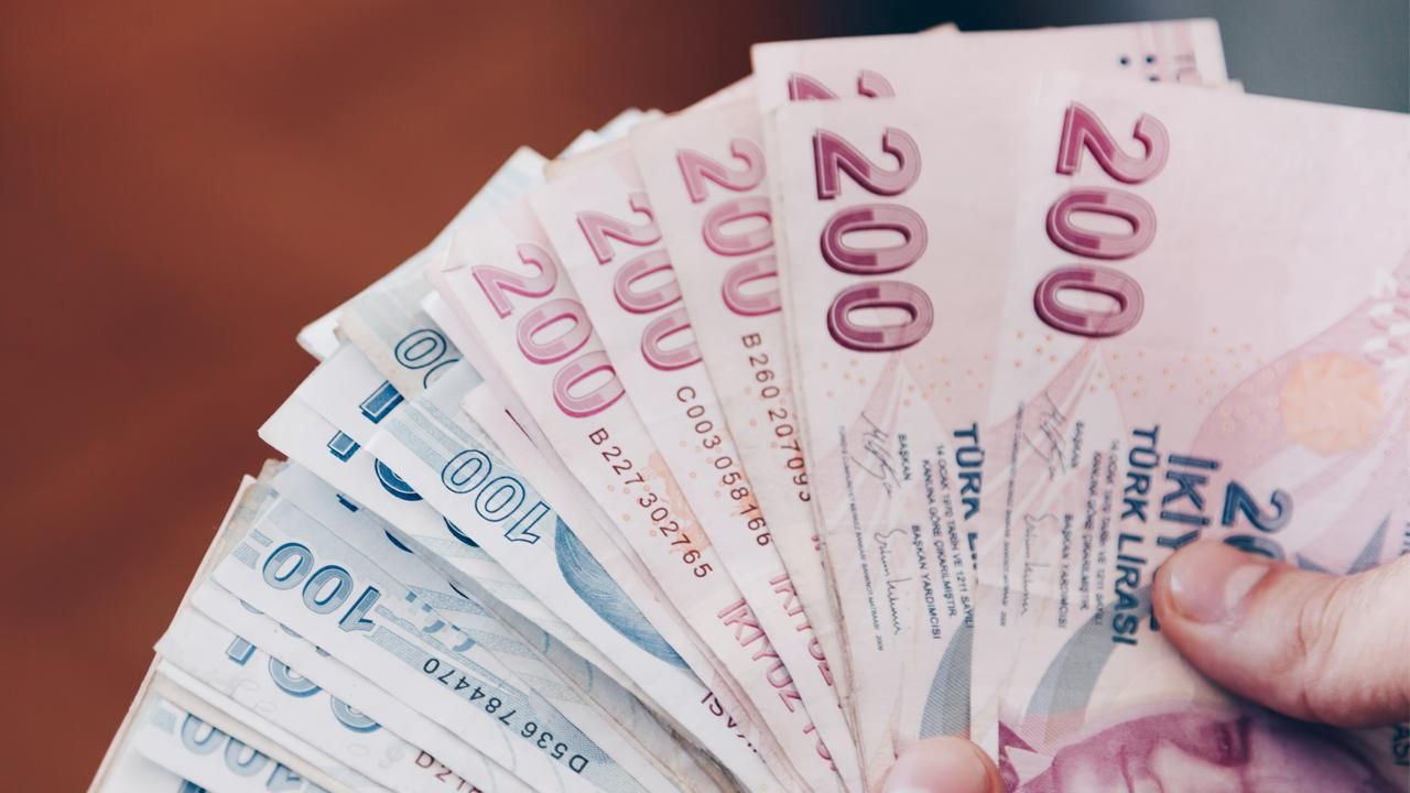 Cumhurbaşkanı Recep Tayyip Erdoğan'ın onayıyla SSK ve Bağ-Kur emeklilerinin maaş zamları yüzde 37.57'den yüzde 49.25'e çıkarıldı. Gerekli düzenlemeler yapıldı ve Meclis'te kabul edilen kanun maddesi Resmi Gazete'de yayımlanarak yasalaşma sürecine girdi.

