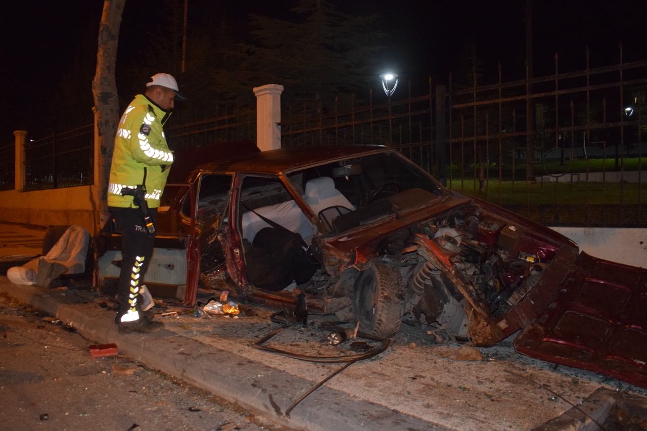 Karaman'da Trafik kazası: Otomobil park duvarına çarptı