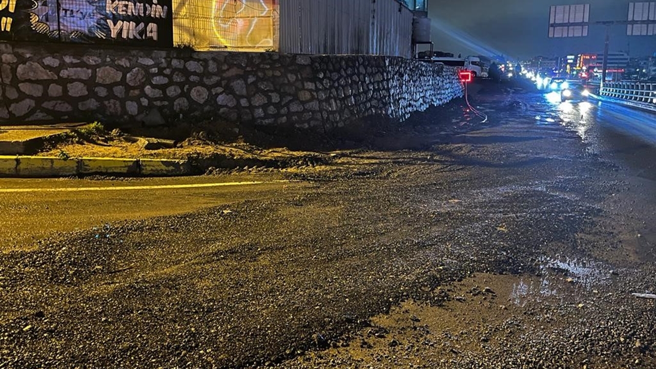 Kocaeli Körfez'de yol çökmesi faciası: Araç çukura düştü