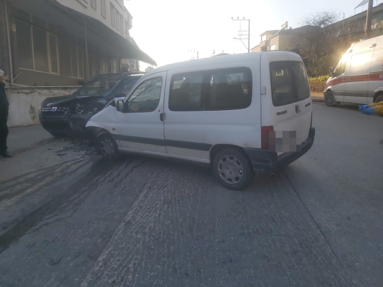 İznik'te otomobiller kafa kafaya çarpıştı yaralılar var