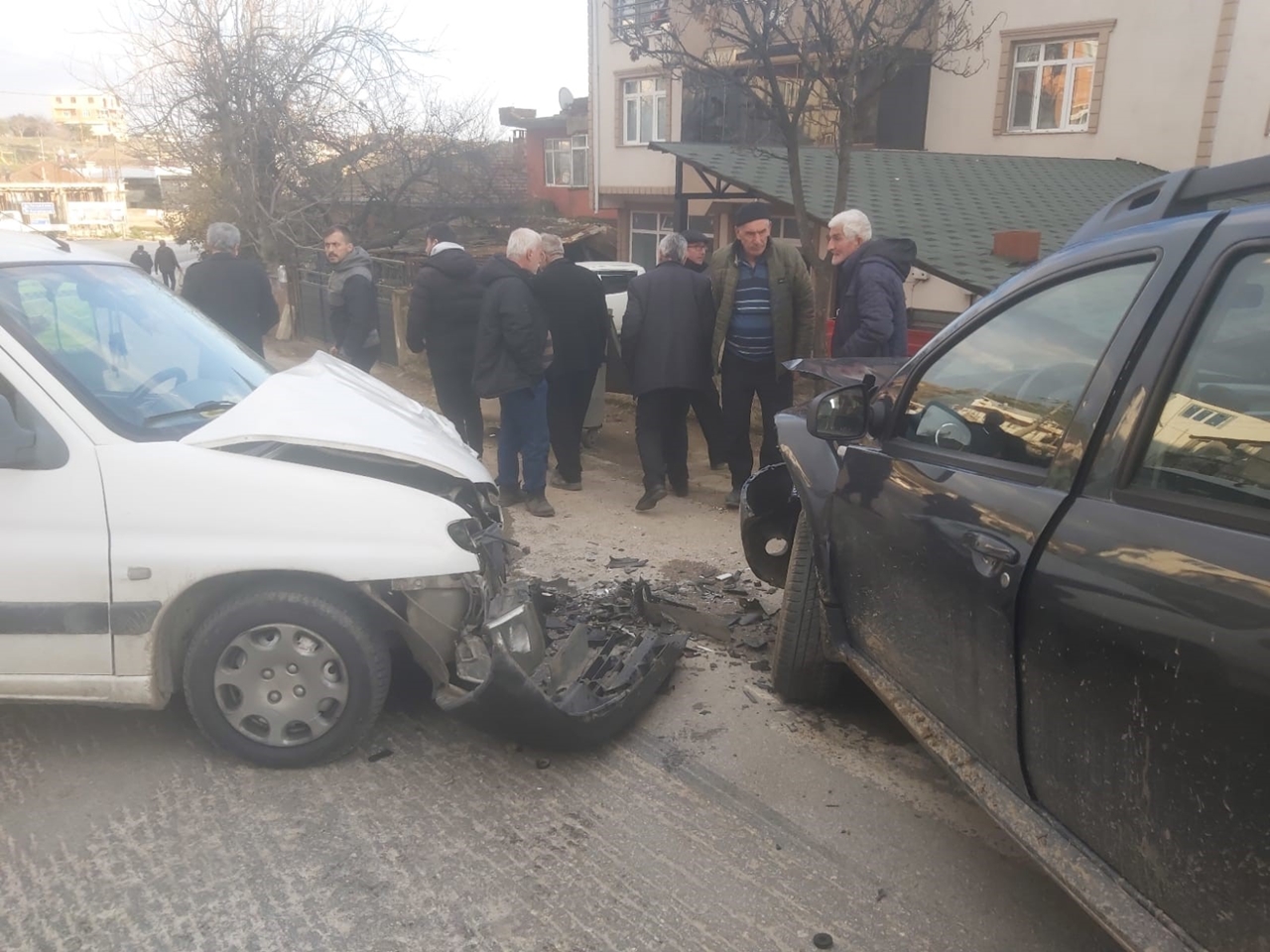 İznik'te otomobiller kafa kafaya çarpıştı yaralılar var