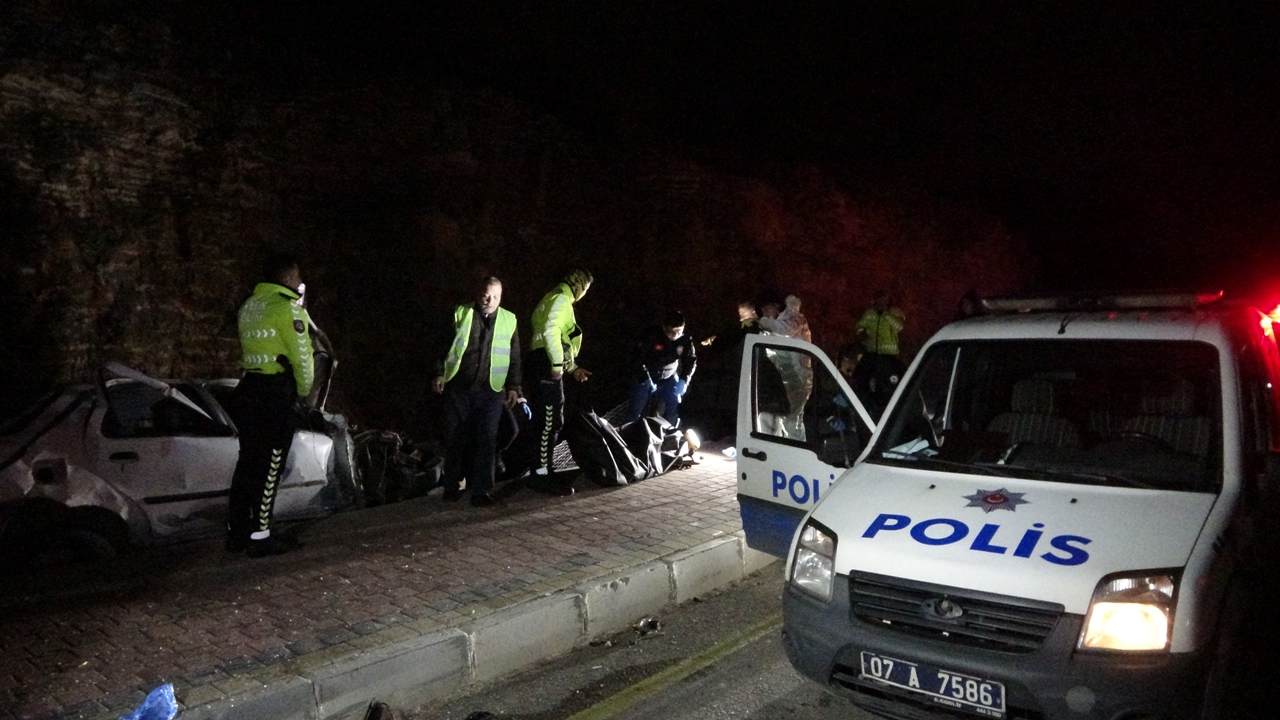 Antalya'da alkollü sürücünün kullandığı otomobil takla attı