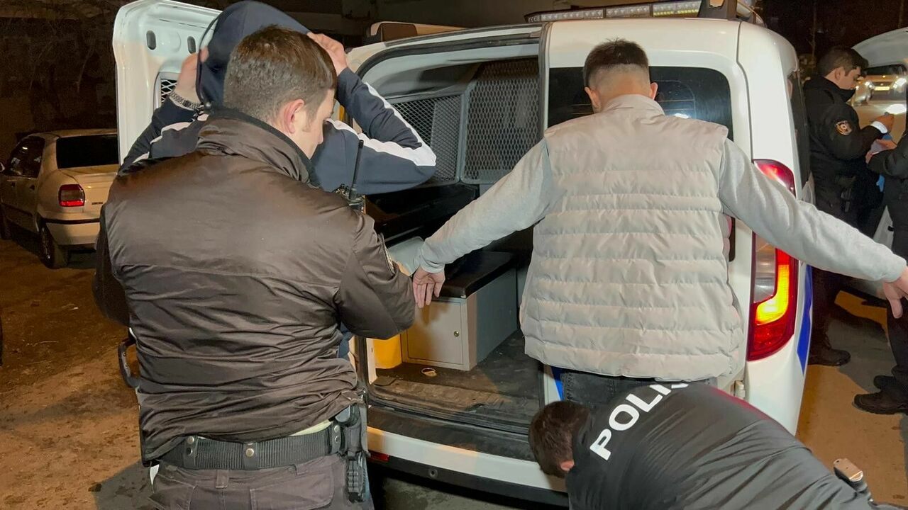 Araçla Kaçmak Isterken Uyuşturucuyla Yakalandı, “Haberim Yok” Dedi