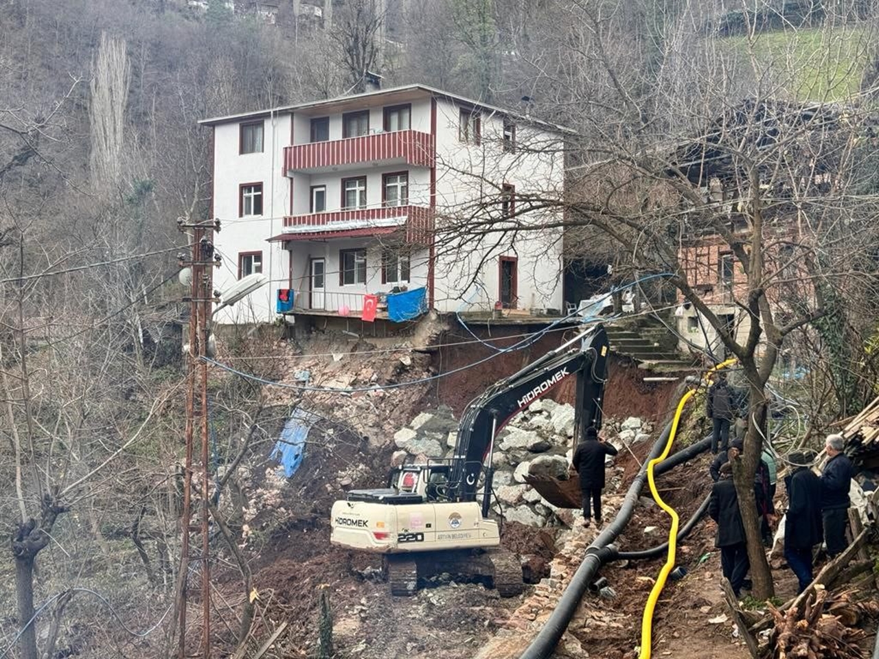 Artvin'de heyelan: Bir bina tahliye edildi