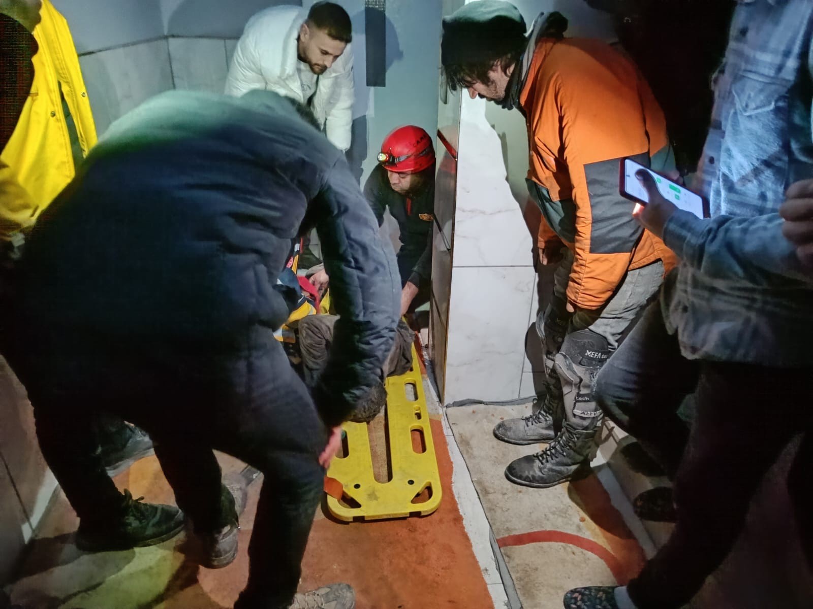Asansör Boşluğuna Düşen Çocuk Yaralandı
